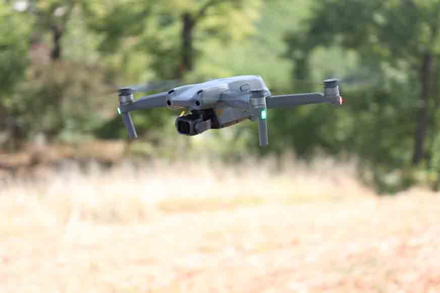 Die DJI Air 2S schwebt waagrecht in der Luft